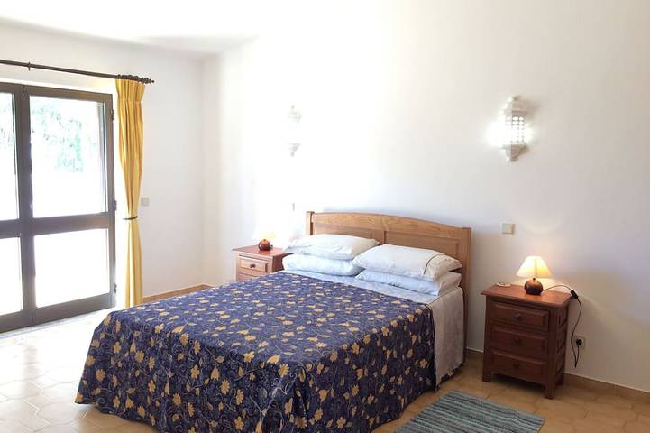 3-Bett-Villa mit Pool, 10 Min. Zum Golfplatz und Strand, 5 Min. Fahrt von der Stadt in Carvoeiro, Faro Distrikt