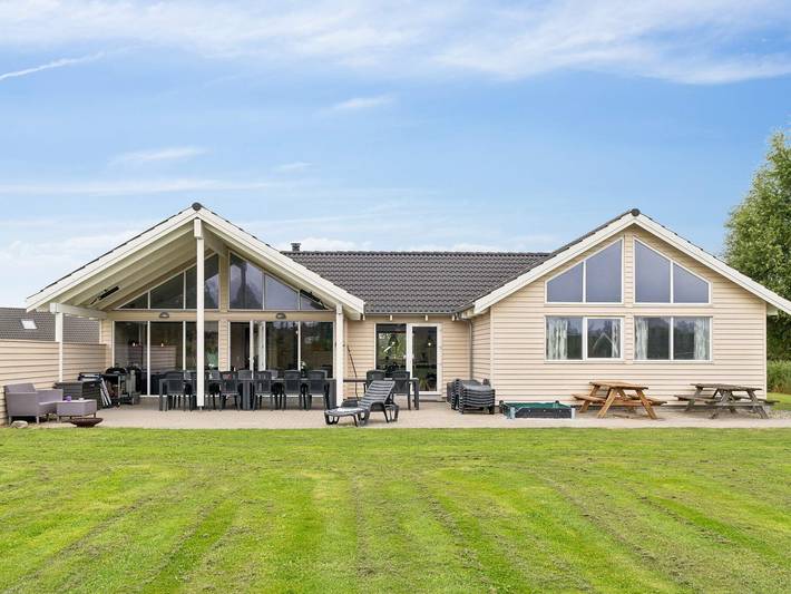 Ferienhaus für 16 Personen, mit Pool und Sauna sowie Terrasse, mit Haustier auf Seeland