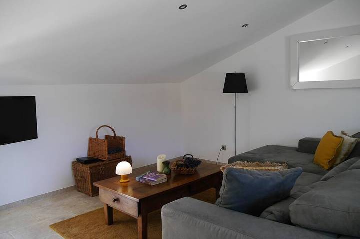 Gîte pour 4 personnes, avec piscine ainsi que terrasse et jardin à Lagnes - 2