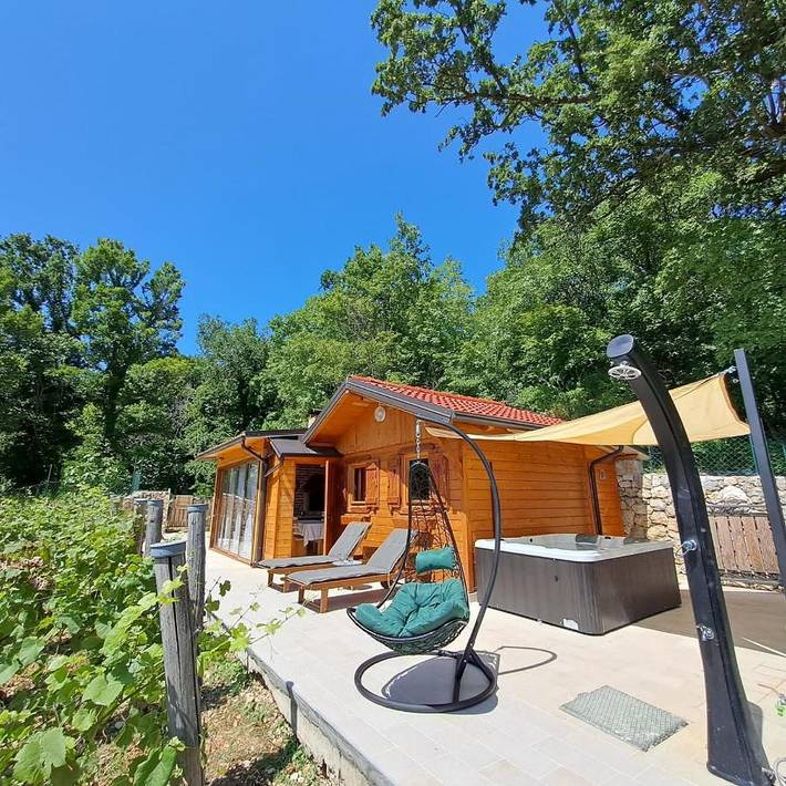 Ferienhaus für 3 Personen, mit Balkon und Whirlpool sowie Terrasse und Garten