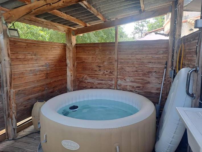 Location de vacances pour 5 personnes, avec vue ainsi que jardin et piscine, animaux acceptés à Saint-Julien-les-Rosiers - 3