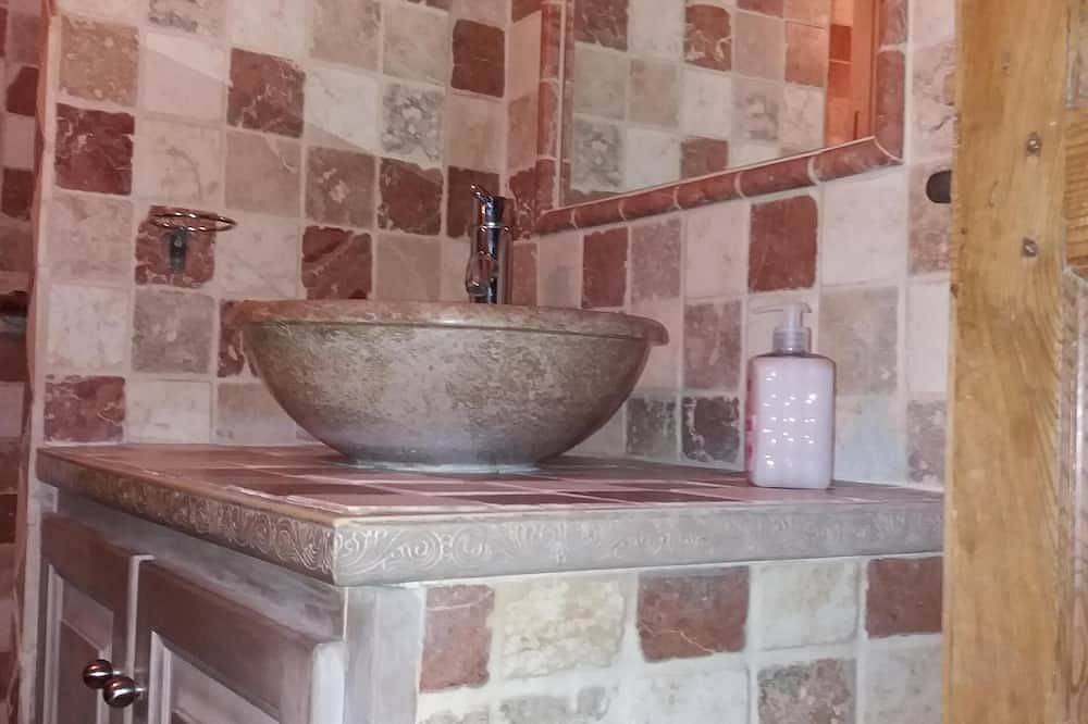 La Maison du Xviii ème se trouve en face de l'église fortifiée du village. in Laudun-l'Ardoise, Région de Nîmes