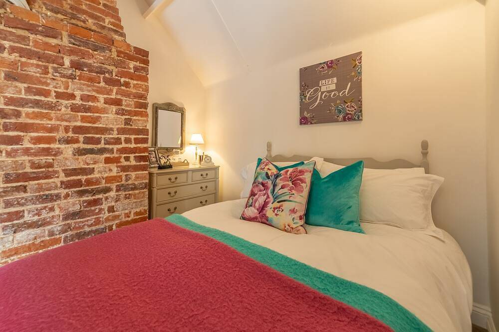 En herlig nylig renovert karakter hytte satt tilbake fra veien in Docking, Norfolk