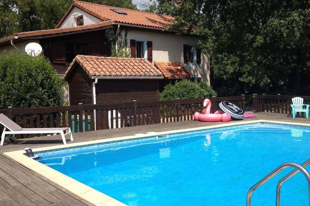 Belle ferme charentaise individuelle avec grande piscine et vue dégagée in Lésignac-Durand, Charente