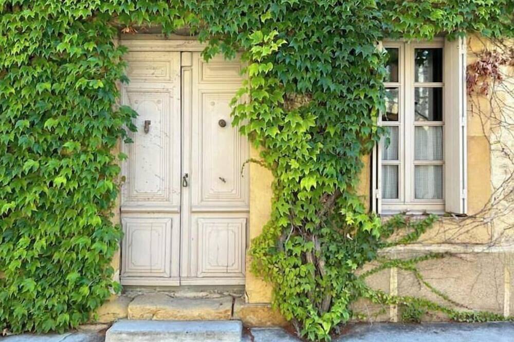 Entire apartment, Chez Elise - Gîte de Charme - les Grands Buffets in Bizanet, Narbonne region