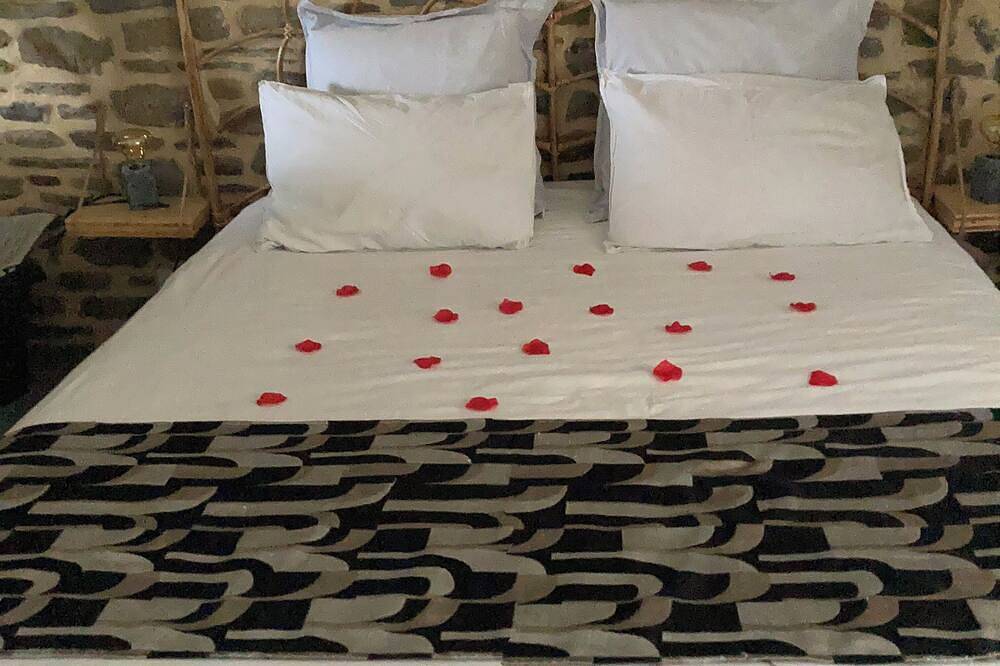 Entire apartment, Enjoy a sweet night with Jacuzzi in Fougères, Fougères-Vitré