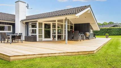 Ferienhaus für 7 Personen, mit Sauna und Whirlpool sowie Garten in Loddenhøj