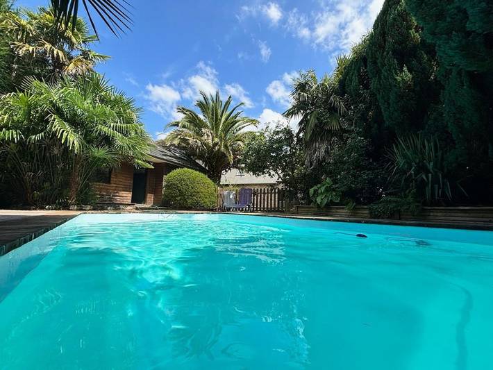 Location de vacances pour 8 personnes, avec Terrasse ainsi que Jardin et Piscine à Tonquédec