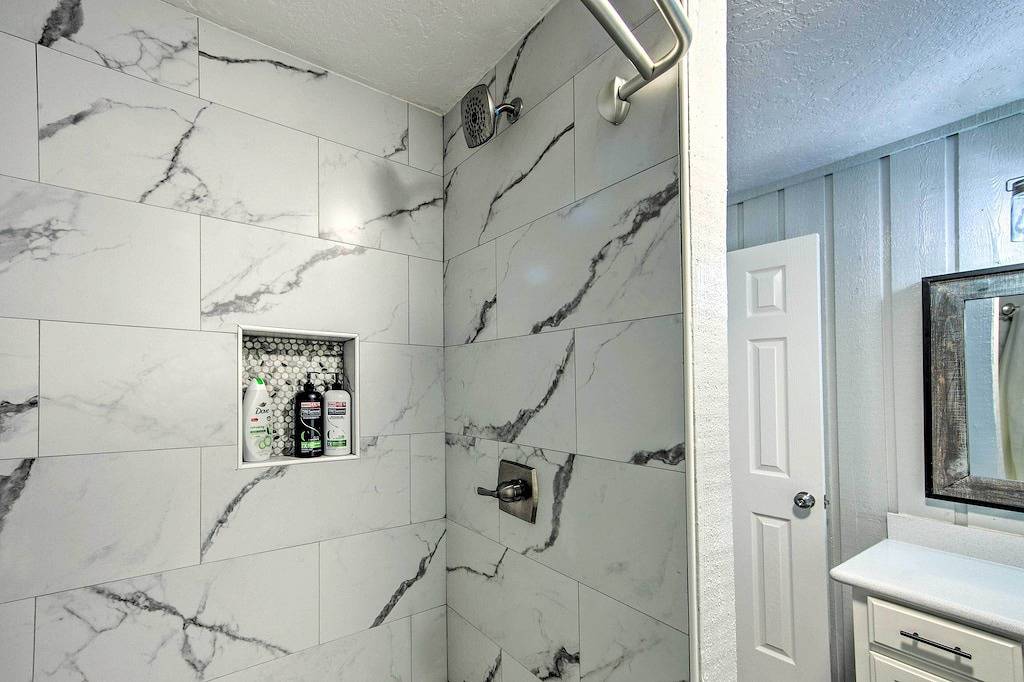 Brookeland Resort Cabin w/ Golf + Lake Access in Sam Rayburn Reservoir