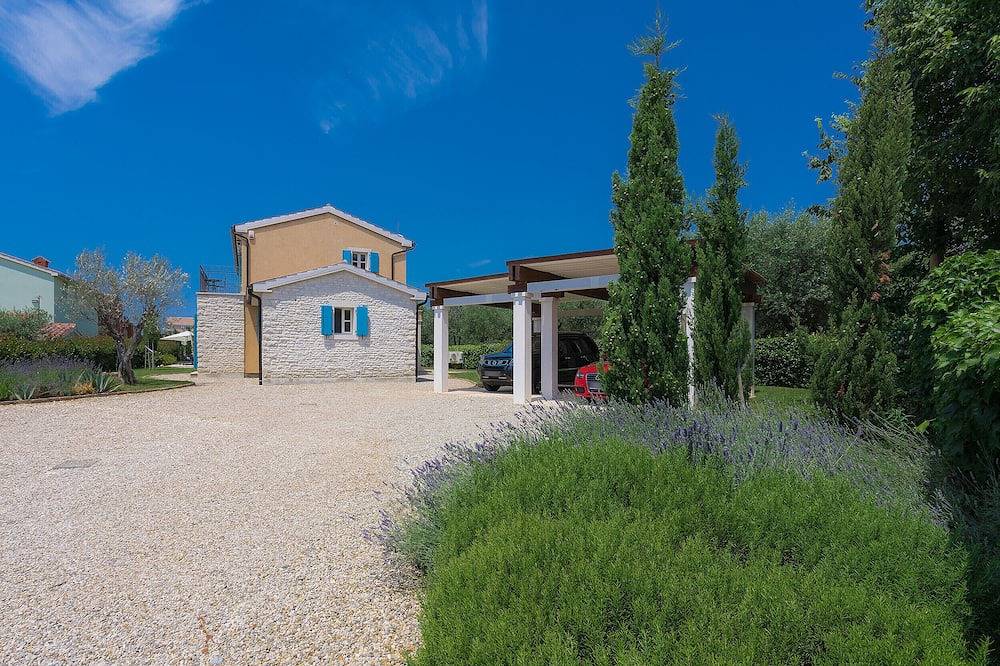 Villa Luka in Fažana with pool & playground only 600 meter from the beach in Fazana, Südküste Istrien