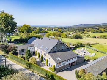 Location de vacances pour 30 personnes, avec piscine et sauna ainsi que jardin et jacuzzi dans Samrée