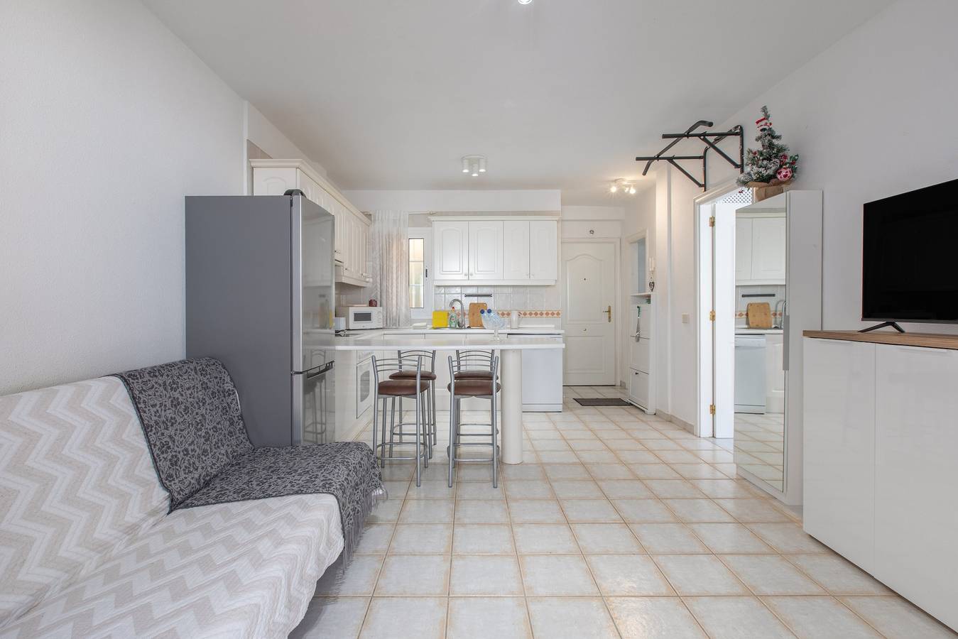 Apartamento entero, Encantadora suite con piscina en Chayofa, vistas a la montaña, Wi-Fi y aire acondicionado in Chayofa, Arona 