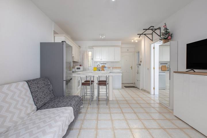 Apartamento entero, Acogedora suite con piscinas en Chayofa, vistas a la montaña, Wi-Fi y aire acondicionado in Chayofa, Arona 