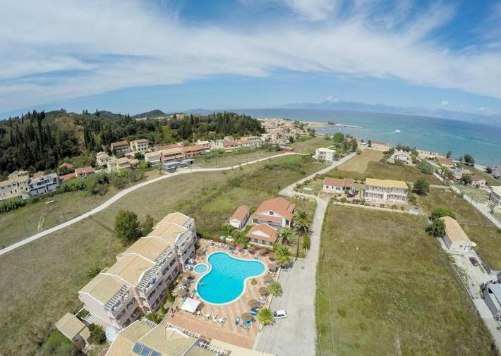 Appart’hôtel pour 4 personnes, avec terrasse ainsi que piscine et vue