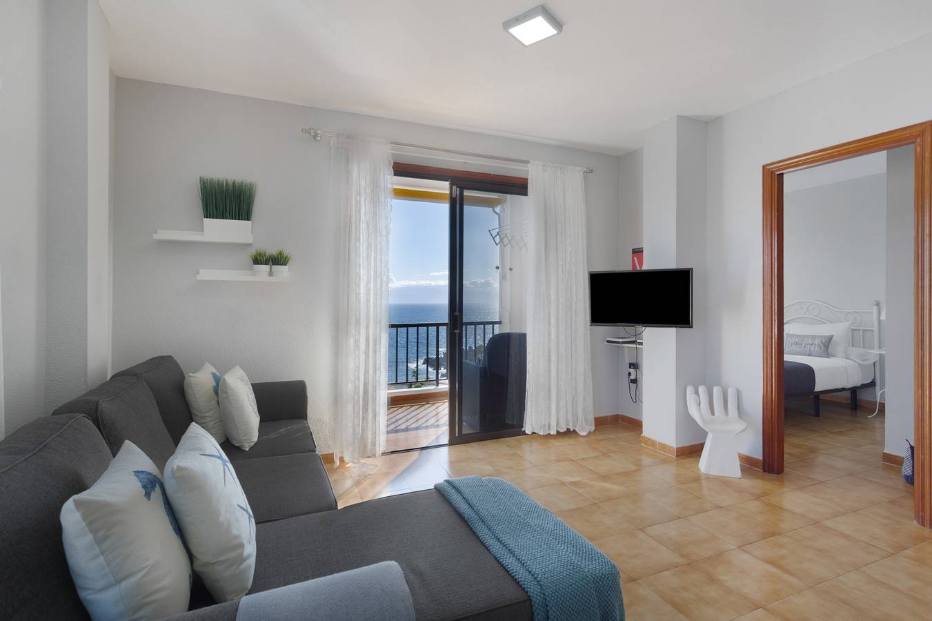 Entire apartment, Vacation 'Dorado Atardecer Beach Sand' with Sea View, Shared Pool and Wi-Fi in La Arena, Santiago del Teide
