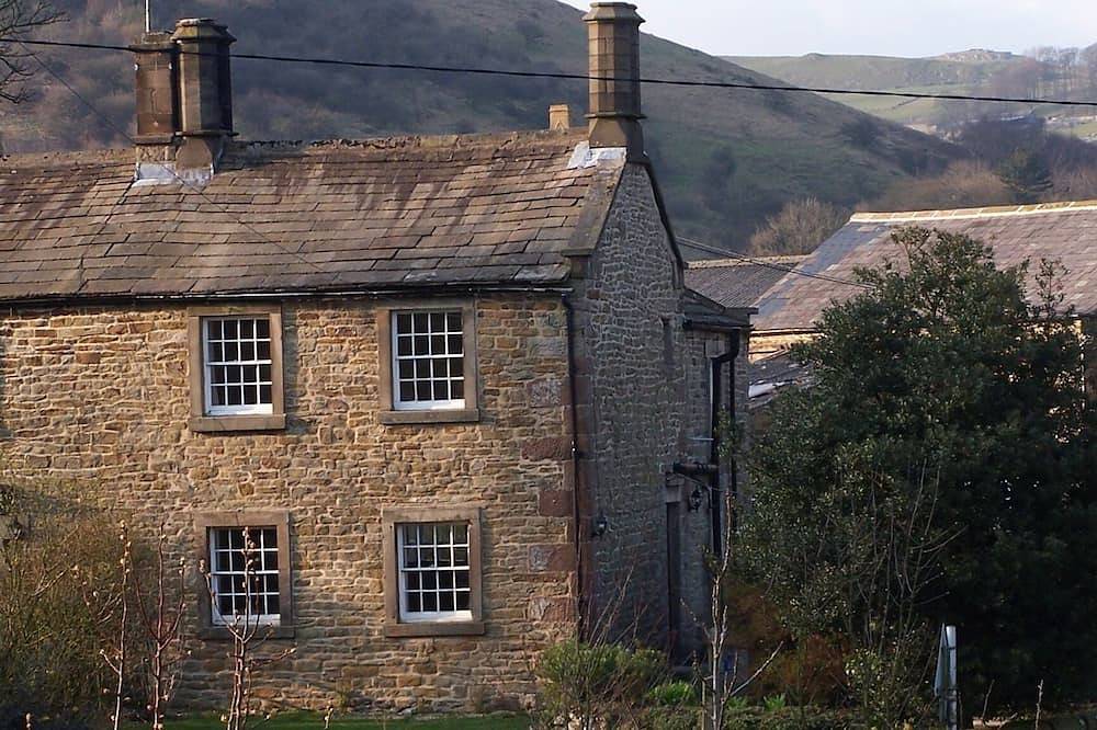 Attractive West London residnece sleeps 4-5 in Staffordshire