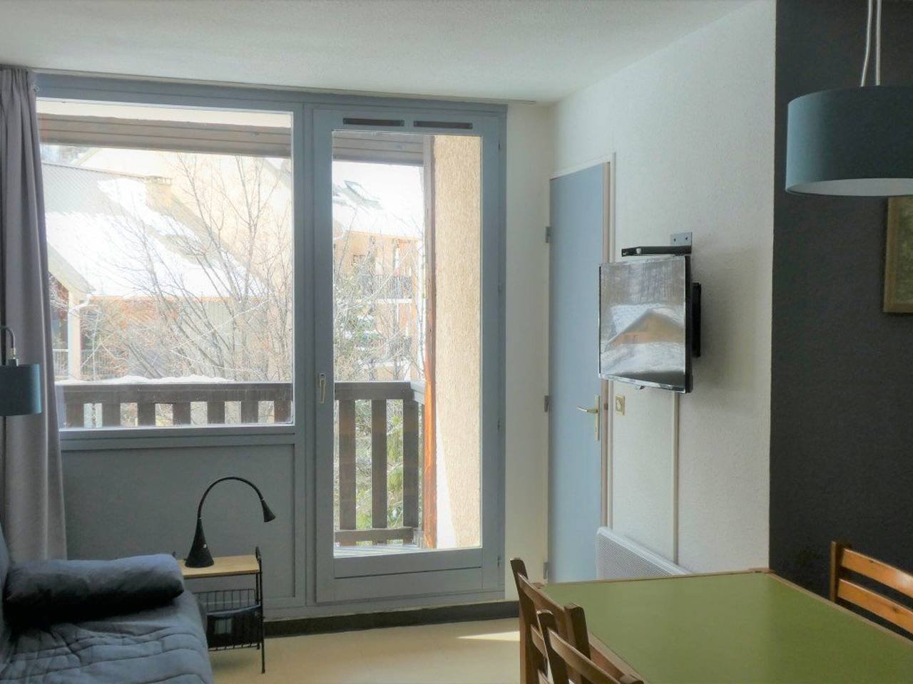 Entire apartment, Cozy 6-Person Apartment in Réallon: Near Ski Lifts, Shops & Restaurants in Réallon, Écrins National Park