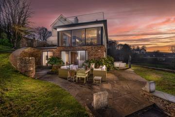 Log Cabin for 14 People in Stokenham, Devon, Photo 1
