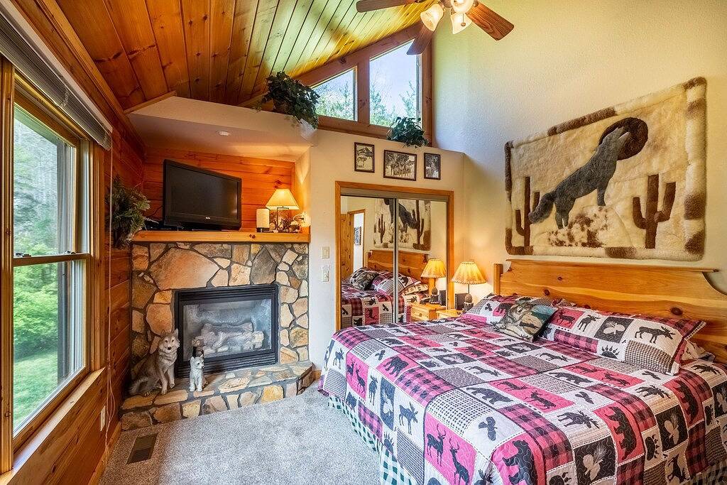 Cozy Cabin with Hot Tub; 5 miles to Harrahs Casino in Qualla, Jackson County