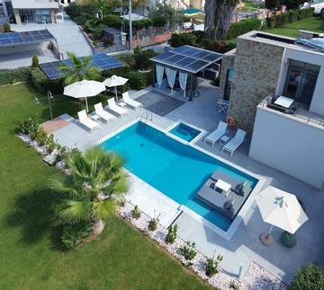 Cottage pour 6 personnes, avec jardin et piscine ainsi que bassin pour enfant et jacuzzi dans Pefkochori