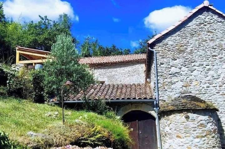 Maison de campagne pour 8 personnes, avec jardin à Sénéchas