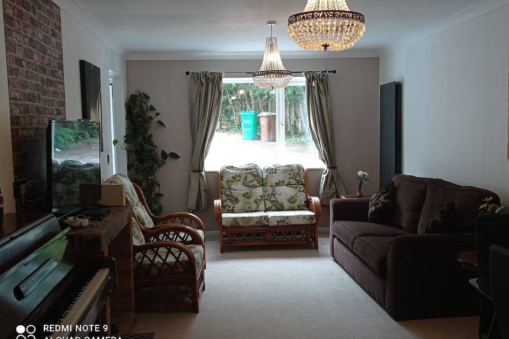 Two bedroom cottage in a quite woodland setting in Nottingham, East Midlands