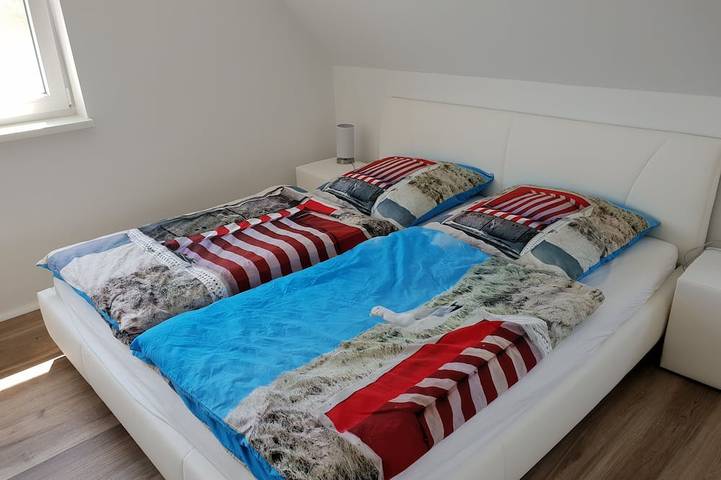 Exclusiva casa de vacaciones cerca de la playa con jacuzzi, 3 dormitorios, chimenea, WiFi, garaje. in Lancken, Dranske