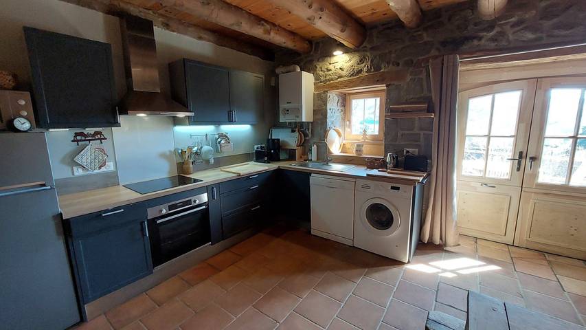 Gîte pour 8 personnes, avec terrasse et jardin à Saint-Jacques-des-Blats - 4