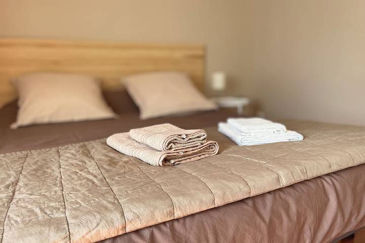 Appartement de vacances pour 3 personnes, avec terrasse ainsi que piscine et jardin