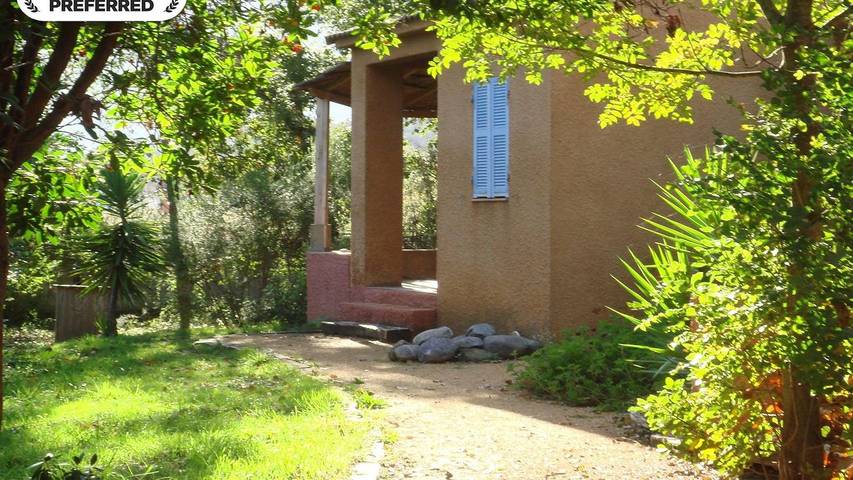 Chalet pour 2 personnes, avec piscine ainsi que jardin et terrasse, animaux acceptés en Corse