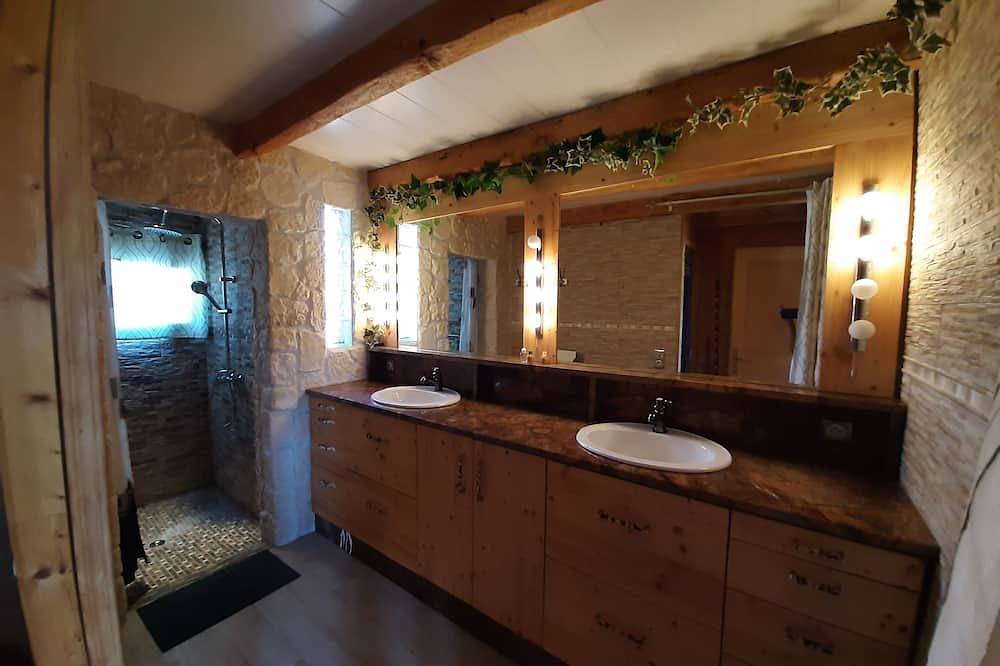 Chalet*** de pêche au bord d'un étang + bain nordique in Brégnier-Cordon, Belley
