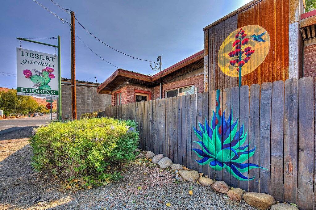 Wüstengärten # 3 Arches in der Nähe! Downtown Cottage mit Whirlpool und üppigen Gärten! in Moab, Arches-Nationalpark