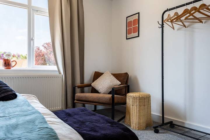 Perfect Booking | 4 Bed Home with Parking for 2 in Hanham Abbots, South Gloucestershire