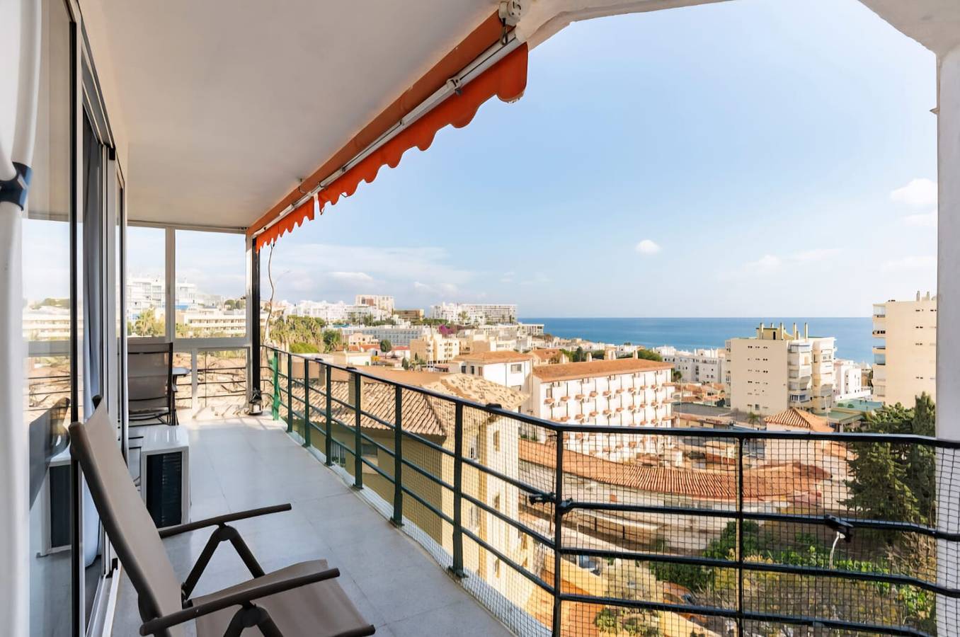Entire apartment, Apartment 'Sea View' with Ocean Views, Wi-Fi, and Air Conditioning in La Carihuela, Torremolinos
