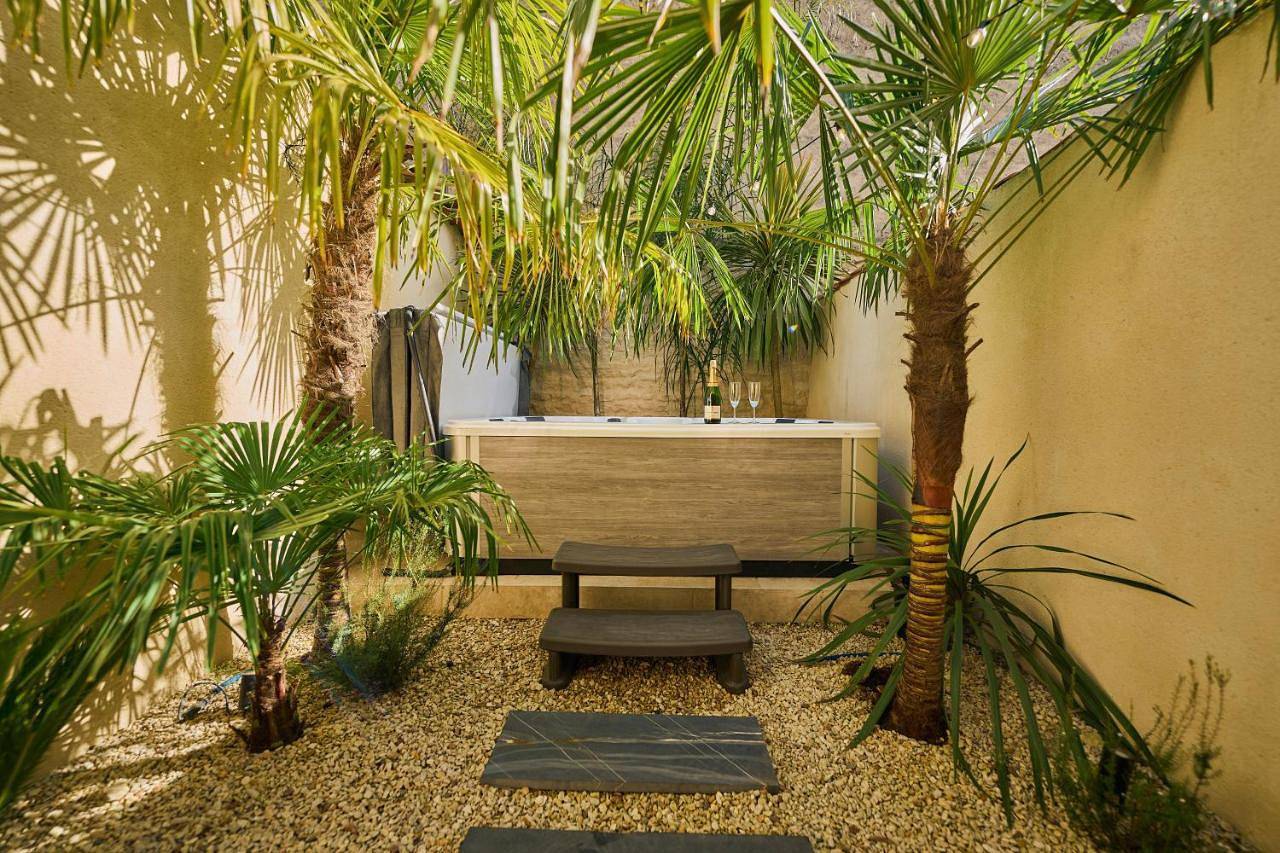 Appartement entier, Suite de luxe avec jacuzzi privé, climatisation et emplacement idéal au cœur de Cognac in Cognac, Charente