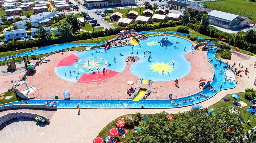 Campingvogn for 4 personer, med Terrasse og Pool samt Sauna i Slovenien