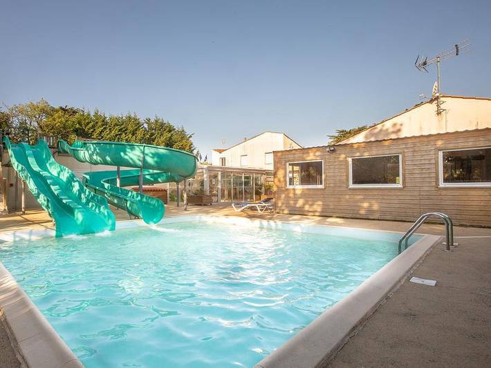 Camping pour 5 personnes, avec Terrasse et Bassin pour enfant
