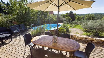 Gîte pour 5 personnes, avec piscine ainsi que terrasse et jardin à Brignoles