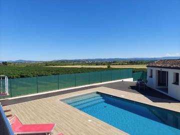 Gîte pour 4 personnes, avec piscine ainsi que vue et jardin à Pennautier