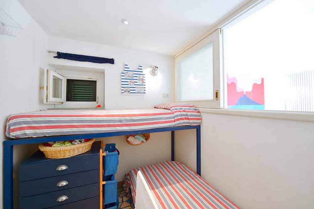 Cottage by the Sea in Cartaromana Bay, with a View of Aragonses Castle in Spiaggia di Cartaromana, Ischia City