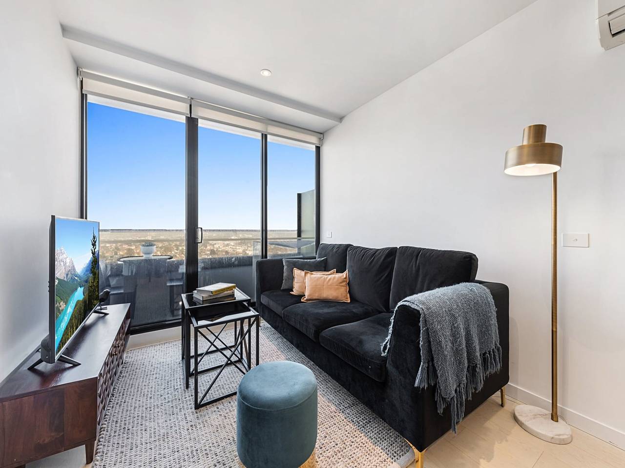 Entire apartment, Chic 1-Bed with City Views, Parking, Gym & Pool in Melbourne, Moonee Valley City