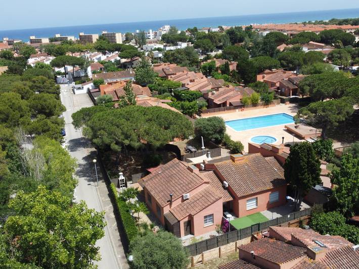 Bungalow für 8 Personen, mit Terrasse und Garten sowie Kinderpool und Pool