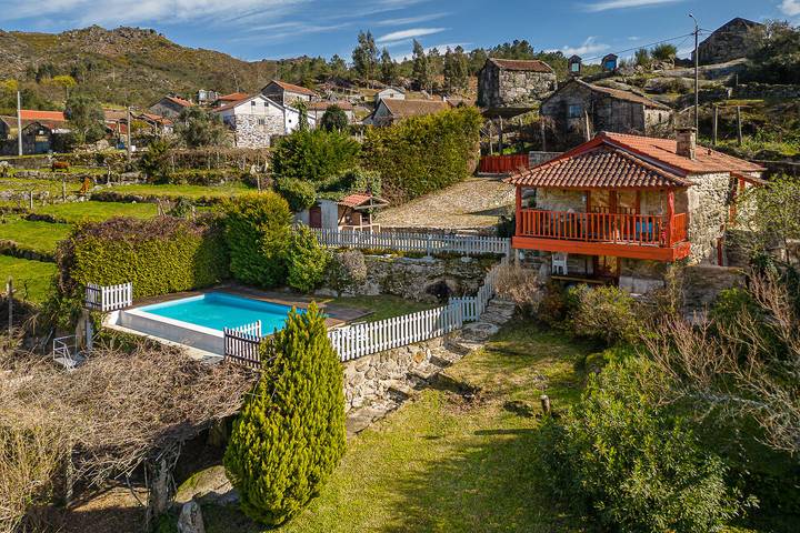 Location de vacances pour 6 personnes, avec piscine ainsi que balcon et jardin dans Portugal du Nord