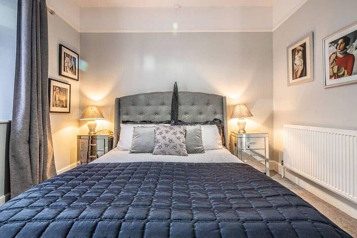 Ganze Wohnung, Charming character lodge in cemetery grounds in Exeter, Devon