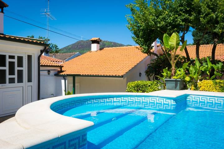 Casa de vacaciones para 10 personas, con terraza además de piscina y jardín, Se admiten mascotas en Cabeceiras de Basto (Cidade)
