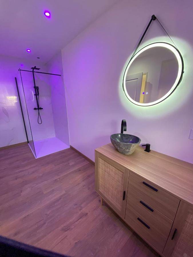 Gîte pour 2 personnes, avec piscine et jardin ainsi que terrasse et vue dans Valdurenque - 4
