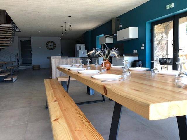 Location de vacances pour 24 personnes, avec jardin et bassin pour enfant ainsi que vue et piscine à Lapte - 2