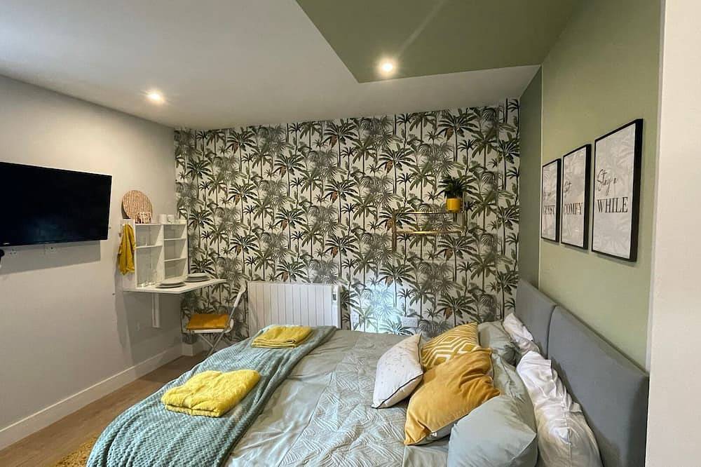 Entire apartment, Market 1 King  Bed, Deluxe Town Centre Studio in Northampton, Northamptonshire