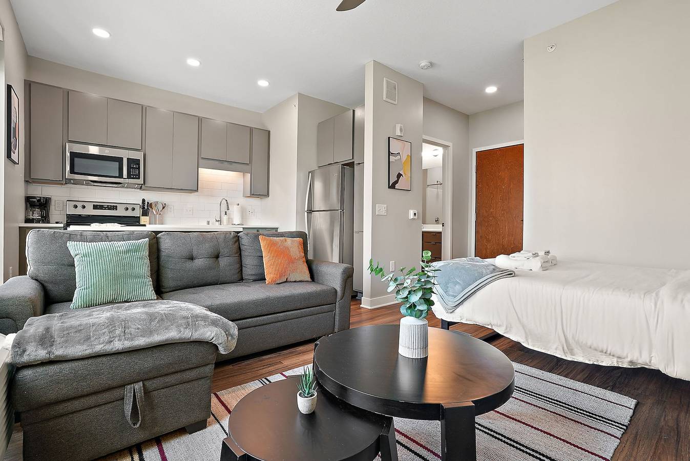 Entire apartment, Cozysuites in Marquee Studio Queen with pool gym in Minneapolis, Twin Cities