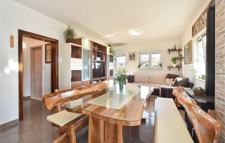 Appartement confortable de 2 chambres avec piscine, près de la plage et parking gratuit in Split, Split-Dalmatie